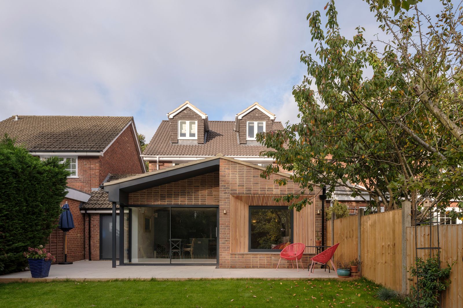 In the extension, Knight combined differing brickwork textures, a steel overhang for shading, and timber detailing around the "splayed reveal