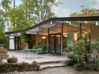 Before & After: To Inspire Their Midcentury Renovation, They Toured the Builder’s Own Home
