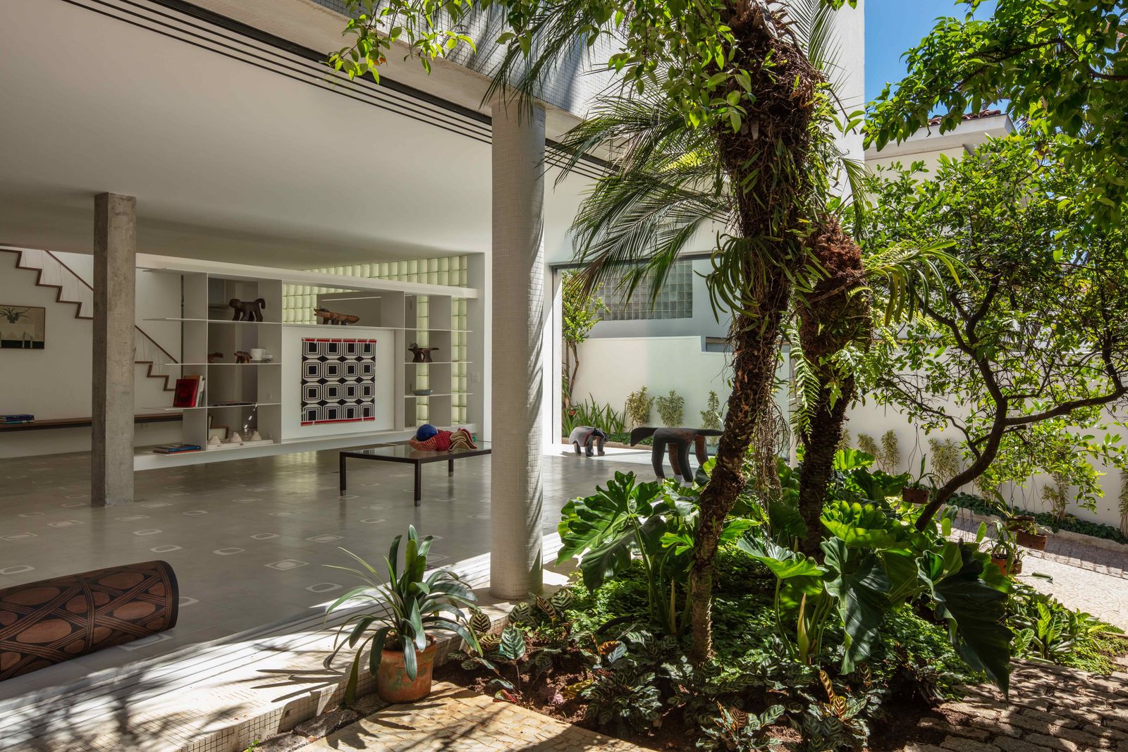 The fixed glass was swapped out for stacking glass doors that open the house to the garden.
