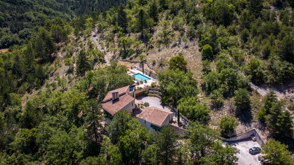 In 2023, architects Suleïma Ben Achour of classico studio and Antoine Lallement of Chapitre were hired by a Belgian writer to remodel his property in Dauphin, in the Alpes-de-Haute-Provence region of France.