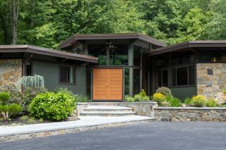 Before & After: They Bought New York’s Famous Hexagon House—and Gave It a Kaleidoscopic Revamp