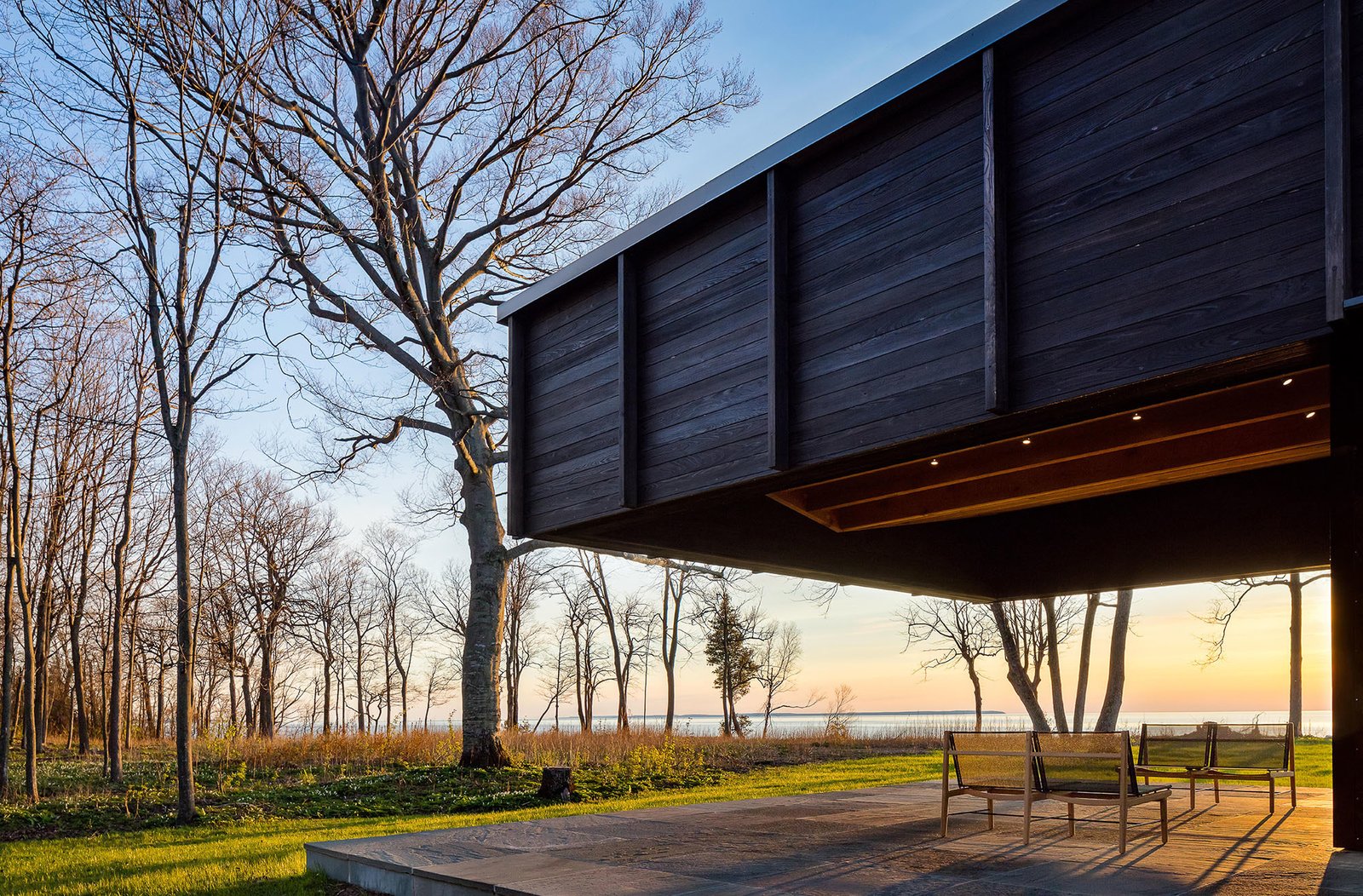 Photo 11 of 12 in A Dramatic Cantilevered Roof Creates a Spacious Terrace Overlooking Lake
