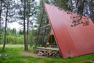 This modern A-frame is surrounded by miles of hiking, hidden swimming holes, and amazing vistas. With a distinctive red roof and an additional teepee tent available to rent, this cabin is the ideal getaway to experience Yosemite. 
