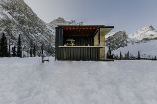 Set up at Fortress Mountain as a respite for skiers and snowboarders , the Honomobar is a modern contrast to the natural landscape and snow-covered peaks.