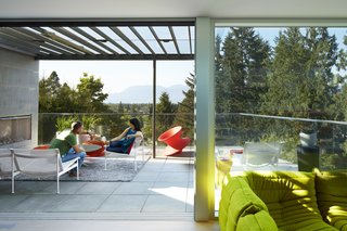 The main living space extends onto a trellis-covered outdoor terrace. Complete with a fireplace and mountain views, it is an idyllic space to reconnect with nature.