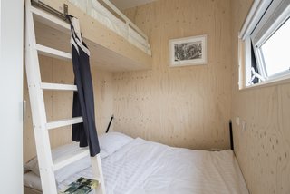 Thanks to a simple pull-down handle, a full-size bed provides additional sleeping space without any hassle.