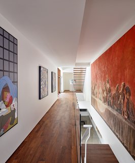 The circulation spaces are the "arteries" of the home, spreading color and artwork throughout the property.

