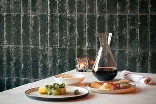 At night, guests can find a dinner menu inspired by local ingredients, shareable plates, stylish cocktails, and an inventive wine list.