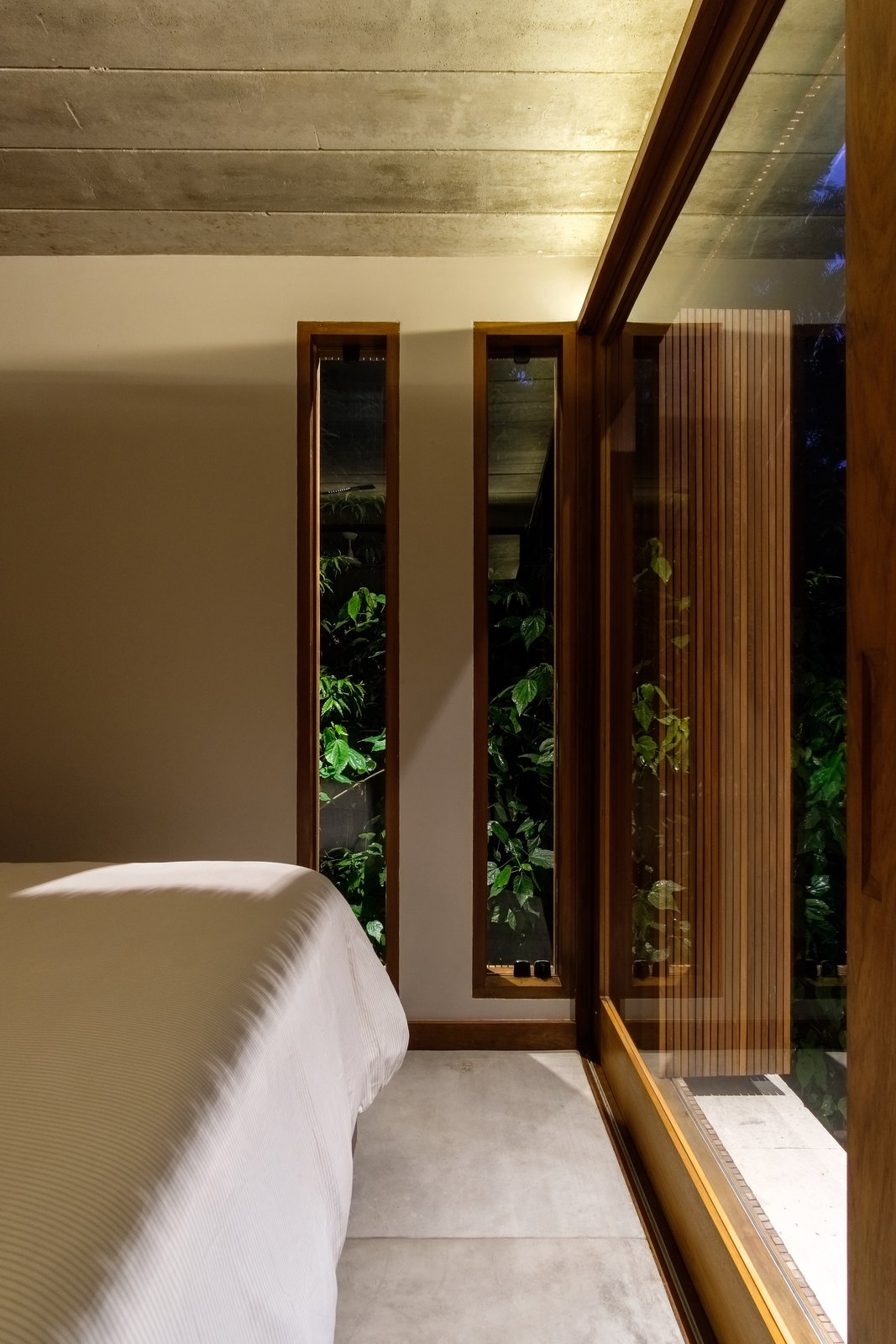 pittaarquitetura Los dormitorios, el piso de concreto y las habitaciones con cama están ubicados en la parte este del plan para recibir los rayos del sol de la mañana.