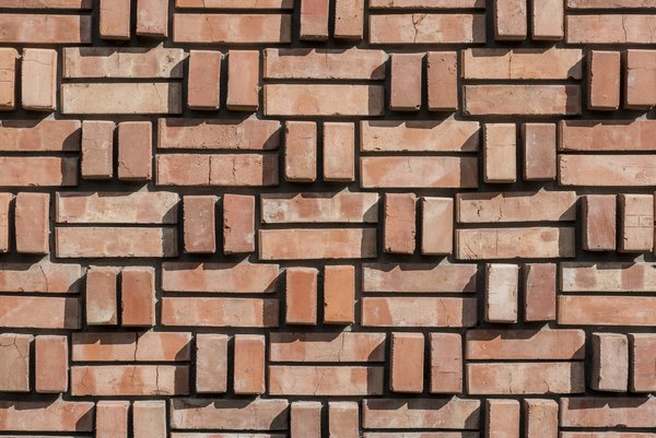 The shadows cast by the brickwork recalls the technique of chiaroscuro, the use of light and dark to create the illusion of a three-dimensional volume.