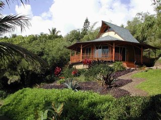 Constructed of bamboo, this Hawaiian prefab bungalow embraces the native culture of the islands. 