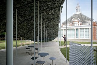 A series of unplanned polycarbonate walls had to be installed following concerns about the wind. These interventions alter Ishigami's original plan for a free-flowing space.