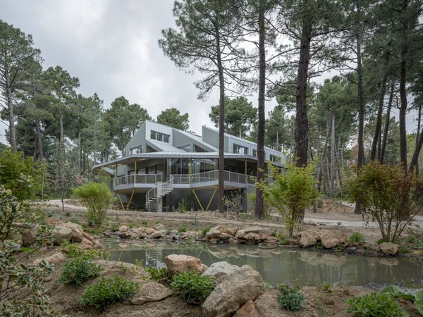 <span style="font-family: Theinhardt, -apple-system, BlinkMacSystemFont, &quot;Segoe UI&quot;, Roboto, Oxygen-Sans, Ubuntu, Cantarell, &quot;Helvetica Neue&quot;, sans-serif;">The pond collects gray water from the home, helping it create an alliance with nature. </span><span style="font-family: Theinhardt, -apple-system, BlinkMacSystemFont, &quot;Segoe UI&quot;, Roboto, Oxygen-Sans, Ubuntu, Cantarell, &quot;Helvetica Neue&quot;, sans-serif;">