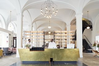 Located in Richmond's Downtown Arts District, Quirk Hotel features an onsite contemporary art gallery, restaurant, gift shop and rooftop bar.