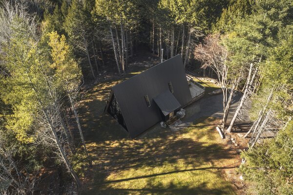 The modern 1,800-square-foot was built on 8 acres of wooded land in the Catskills.