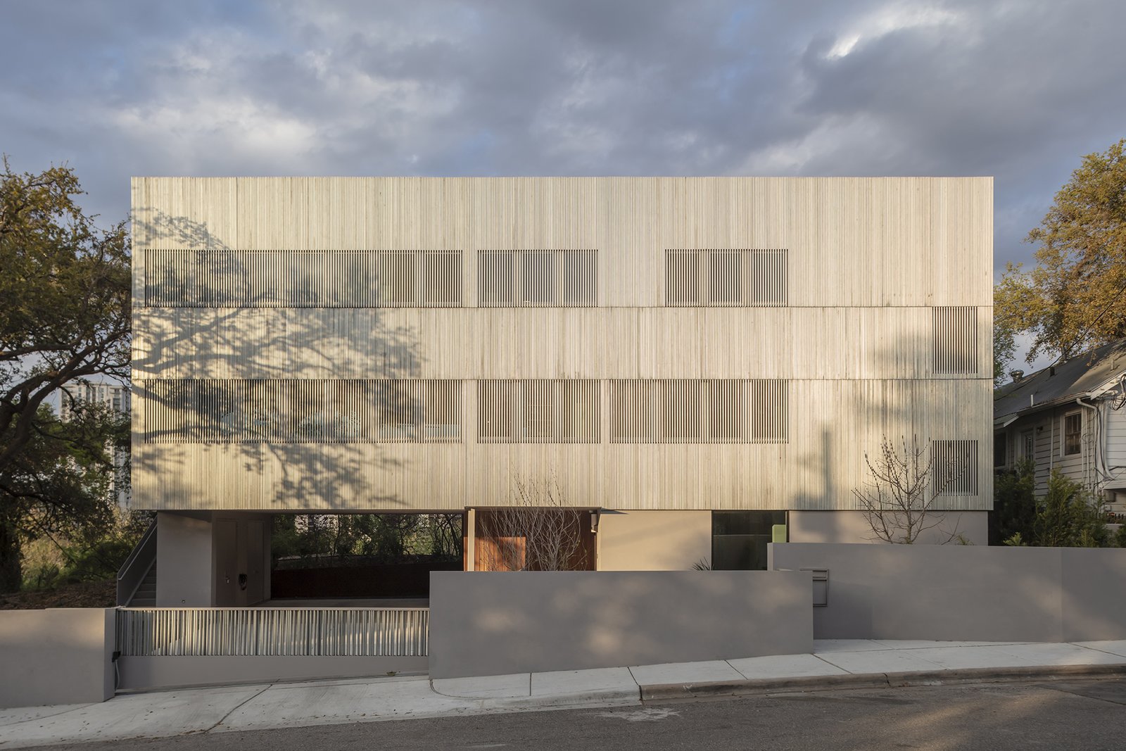 Taking advantage of its unique site in Austin’s eclectic Travis Heights neighborhood on the southern shores of Lady Bird Lake, the Edgecliff Residence is a play on contrasts: light and shadow, open and closed, organic and orthogonal.