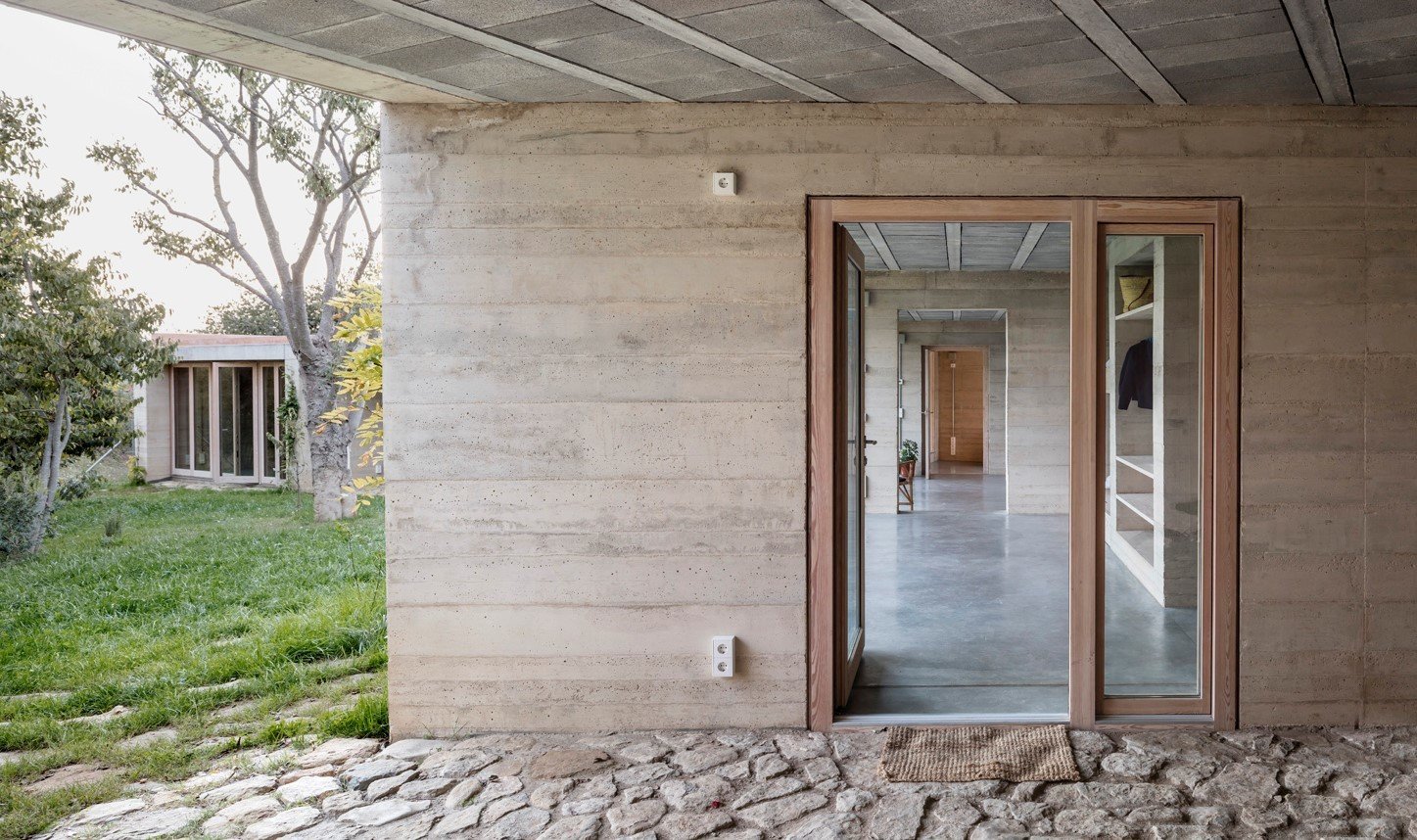 Каменный дом. Арки из природного камня. Walled homes. Walled homes. Каменное здание.