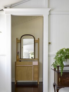 Furnishings meld minimalist lines with period details. 