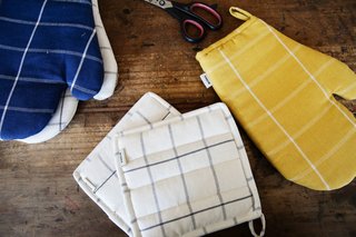 Grid Oven Mitts and Potholders are made in Chiapas.