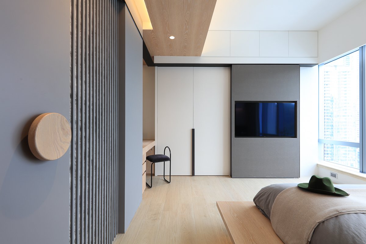 THE BEDROOM & WALK IN CLOSET
Studio Adjective newly residential project for a lovely couple at Larvotto, Aberdeen, Hong Kong.
At the southern side of Hong Kong, we have recently designed an apartment facing the Aberdeen Harbour with a beautiful mountain view. The apartment is designed to lengthen the horizontal experience with long timber cabinet wall and a mix of grey marble and texture wall, and introducing a airy flow to the interior that merges with the surrounding scenery.
For more information, please find us at : www.adj.com.hk
Instagram : @studioadjective