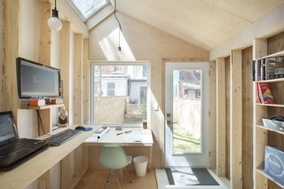 This Architect's Tiny Studio Is the Ultimate Backyard Workspace - Photo 8 of 9 -