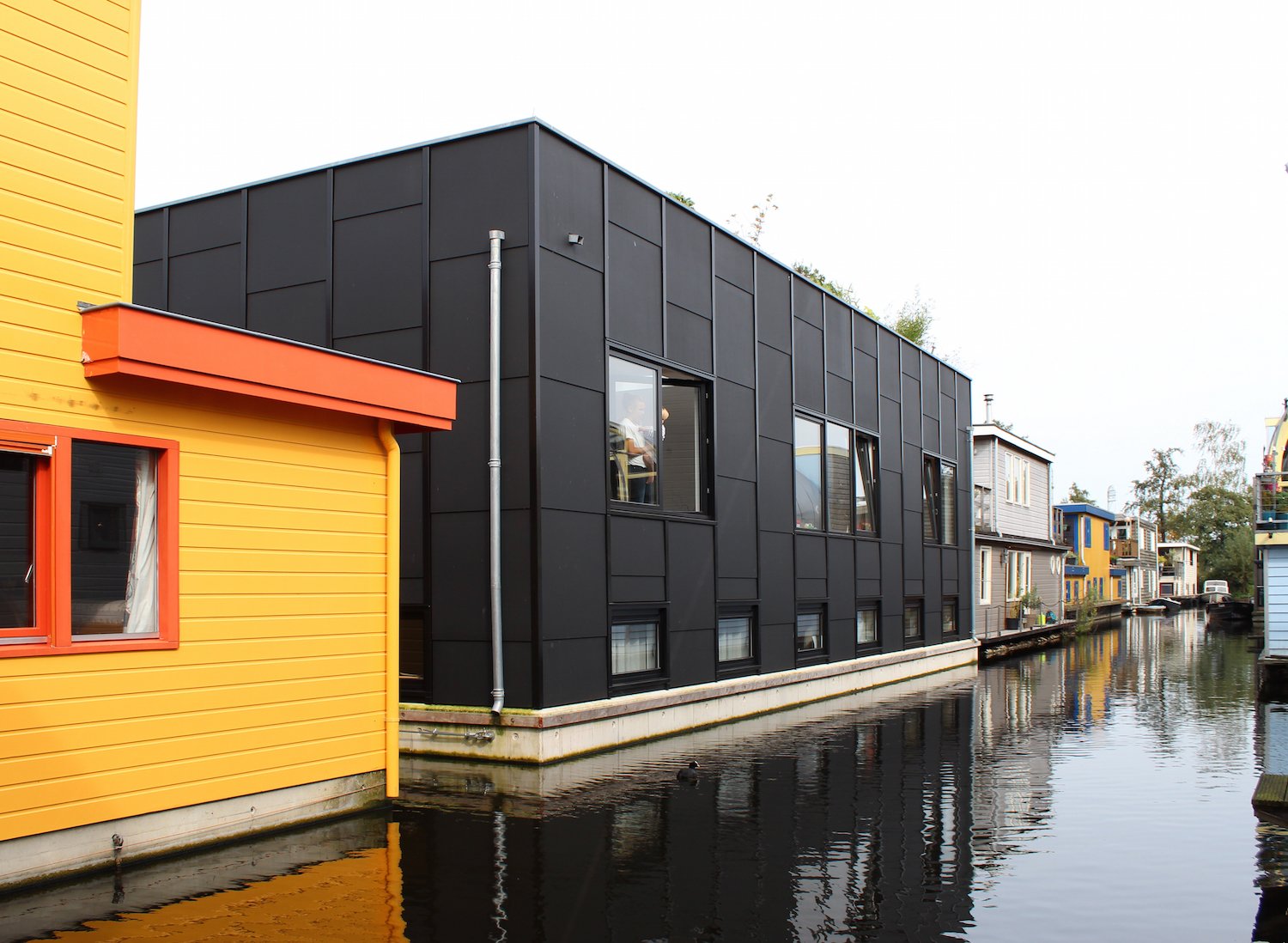 The Tatami House is located in a floating community in the south of Amsterdam near the Olympic Stadium.
