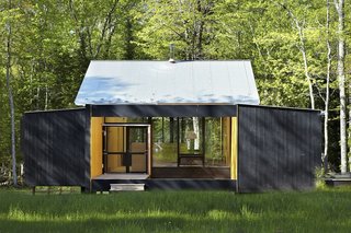 Located on Lake Superior, the Week’nder is a light-filled modern prefab with dimensions pre-determined by the size of the ferry used to transport the modules to the island. 