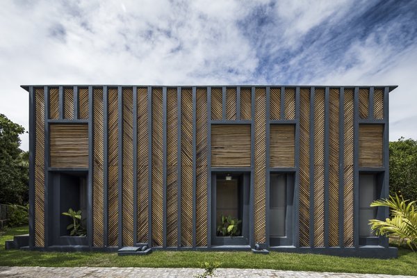Concrete masonry blocks were used for the main volume. The vertical ribs of the concrete frame were painted dark blue—a color referencing the Mediterranean—and fitted with bamboo panels arranged in a chevron pattern. 