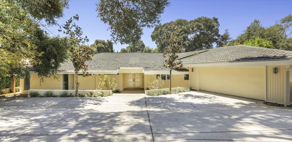 Set on a half-acre lot, this updated 1963 midcentury home is located in the heart of La Cañada Flintridge in the Los Angeles area.