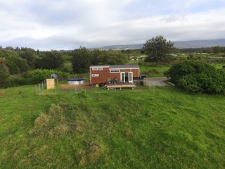 Set on a quarter-acre pasture rented from a family friend in Maui, the tiny house operates entirely off grid with electricity, water, and sewer needs handled on-site.