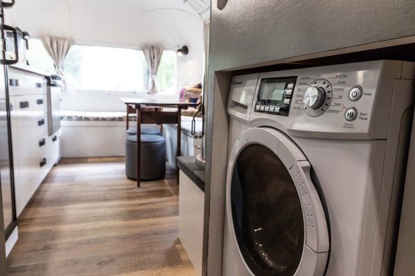 The laundry machine is strategically centered above the axles for optimal weight distribution.