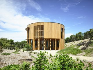 Located on Victoria's Mornington Peninsula, St Andrews Beach House is set on wildly beautiful and remote coastline abutting national parkland.