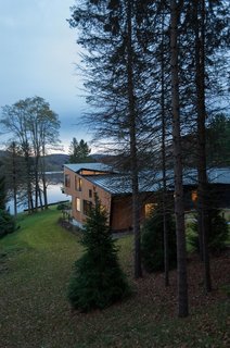 The angled design of the two-story north wing was inspired by the shed roof additions seen on gabled barns in Western Connecticut.