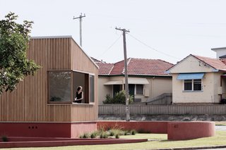 Sustainably sourced, radially sawn silvertop ash clads the exterior and will develop a gray patina over time. The architects wanted to celebrate the timber’s rough grain.