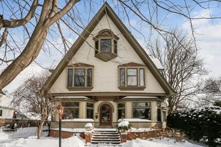 The Palladian window and steeply pitched roof echo the style found in Wright's Oak Park house. Fun fact: The house once belonged to famous Chicago news anchor Joel Daly in the ’70s and ’80s.