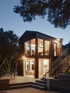 "At night, this annex glows like a jewel box," note the architects.