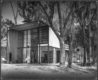 The Eames House as it appeared in 1950. Charles and Ray had intended to build two separate buildings (the house with ocean views and a hillside studio), but the couple fell in love with the beauty of the site and decided to build the structures together to conserve the landscape.