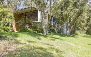 Set on a 1.4-acre site atop a bluff overlooking the Pacific Ocean, the Eames House comprises a 1,500-square-foot "living" volume and a 1,000-square-foot "working" volume separated by an open court.