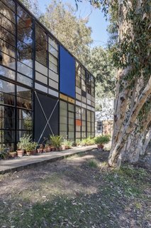 The wall panels are strategically placed to allow light into certain spaces of the home at particular times of the day. "The honest expression of structure and the creative use of color, texture, and varied materials are among the attributes that demonstrate the aesthetic significance of the building complex," says the CMP team.