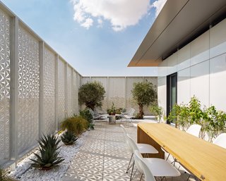 The home's solar canopy features prefabricated aluminum shading elements and five three-kilowatt photovoltaic arrays.