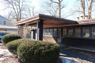 <span style="font-family: Theinhardt, -apple-system, BlinkMacSystemFont, "Segoe UI", Roboto, Oxygen-Sans, Ubuntu, Cantarell, "Helvetica Neue", sans-serif;">Wright’s Usonian style is evident in the home’s flat roof, overhanging eaves, and band of leaded glass windows that reinforce horizontality.</span>