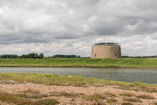 Located in an Area of Outstanding Natural Beauty in the secluded village of Bawdsey, the Martello Tower Y overlooks views of the sea and countryside.