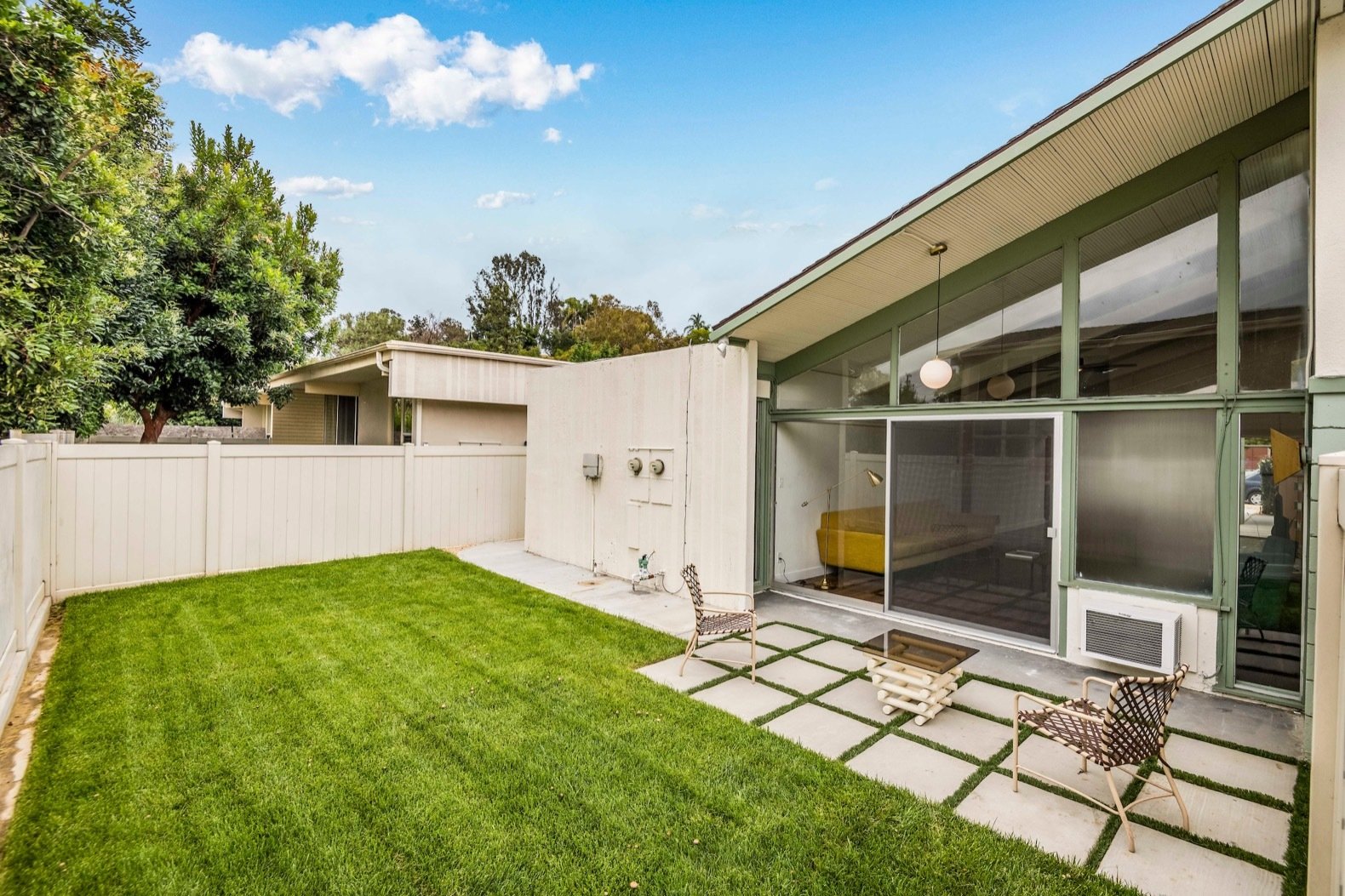 Photo 15 of 15 in A Breezy ’60s Duplex in Long Beach Asks 1.05M Dwell
