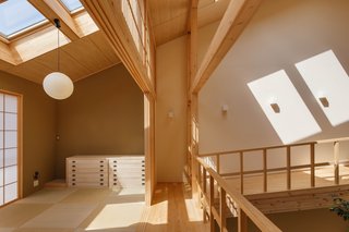 "The husband preferred hinoki for its calm, plain grain, and bright color," explains the architect. "I agreed not only because of its appearance, but also because of its functionality. Hinoki is one of the lightest timbers and has great heat insulation properties. It is also very soft and comfortable to walk on barefoot ."