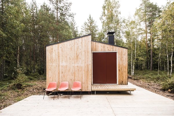 Bergmann and Becker traveled from Germany, where they were studying, to the remote lakeside site in Finland to complete the project over three summers. They prefabricated the modular frames in Bergmann’s grandparents’ barn (which had electricity) to avoid weather disruptions.