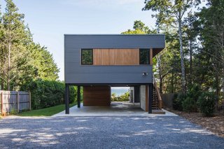 This Coastal Prefab Stands Tall Above Rising Sea Levels