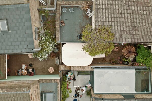 The structure is designed to be assembled in rear gardens and alleyways, and each prefabricated component is small and lightweight enough to be carried by one person through a standard doorway.