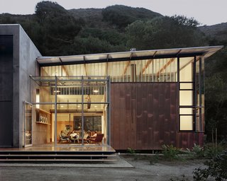 Composed of four volumes and two bedrooms, the Jackson Family Retreat is located at the base of a canyon in the Big Sur area of Northern California and feaures 2,500 square feet of living space.