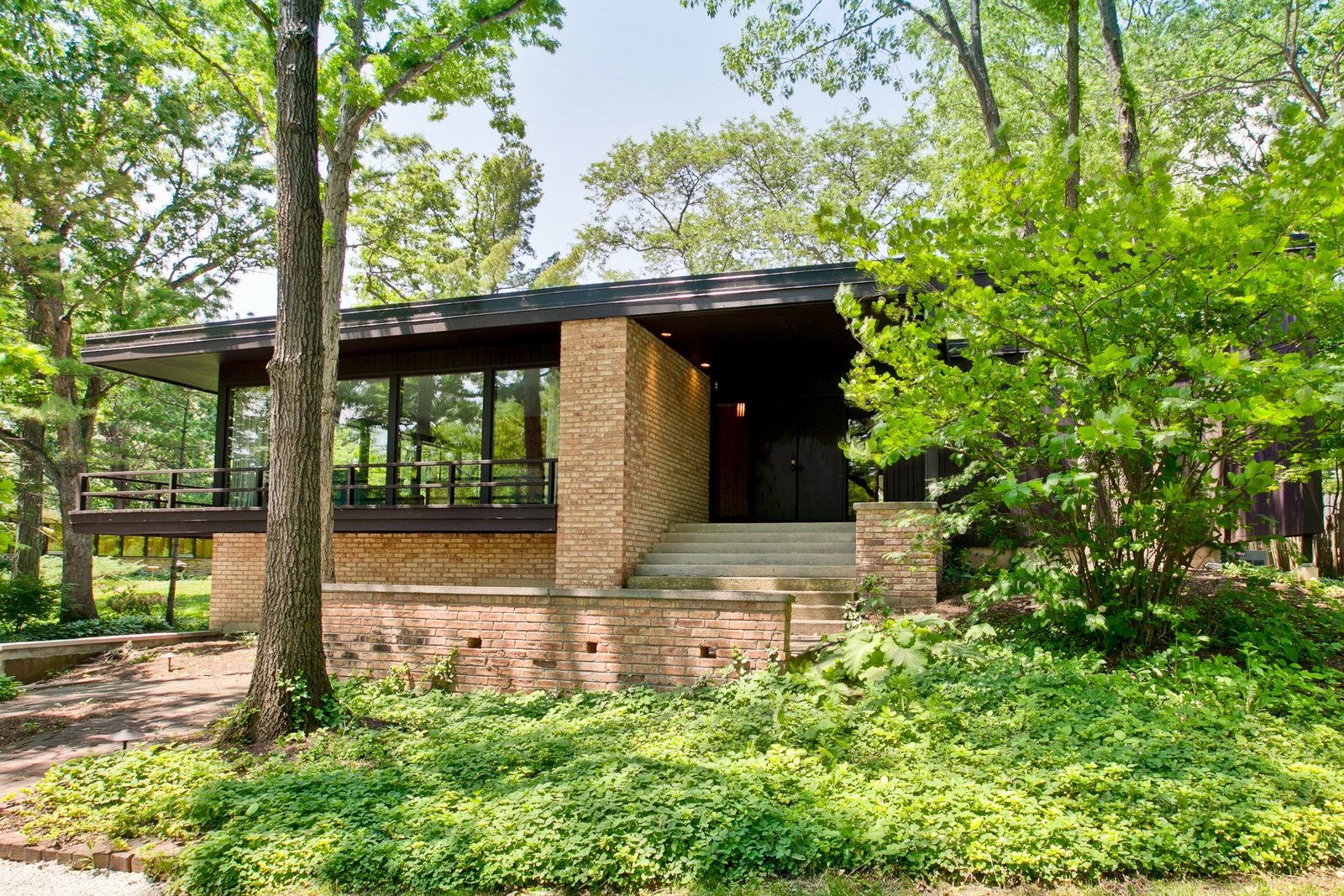 Warm Mcm On Chicago S North Modern Home In Lake Forest Dwell Mid Century Homes Chicago