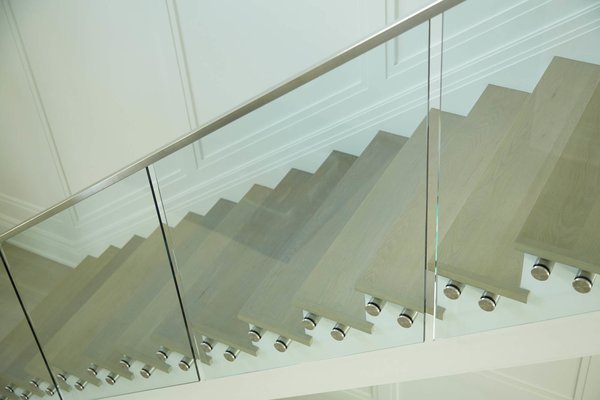 A Viewrail floating stairway with glass railing. 
